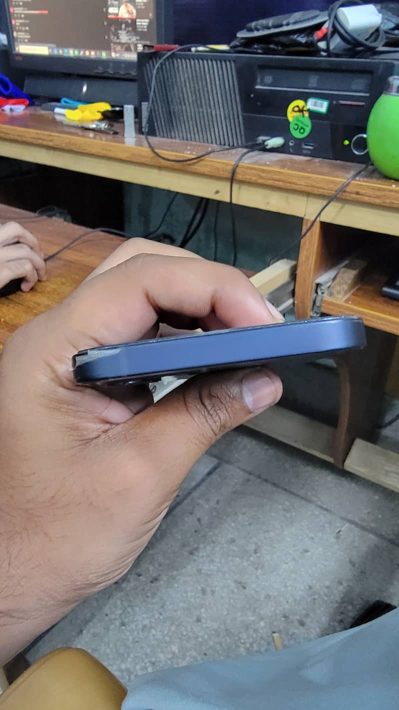 Apple iPhone 12 4