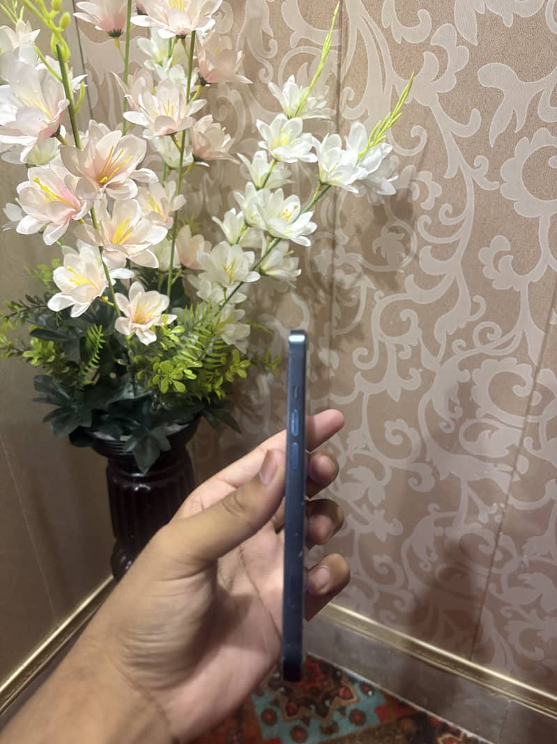 Apple iPhone 13 5