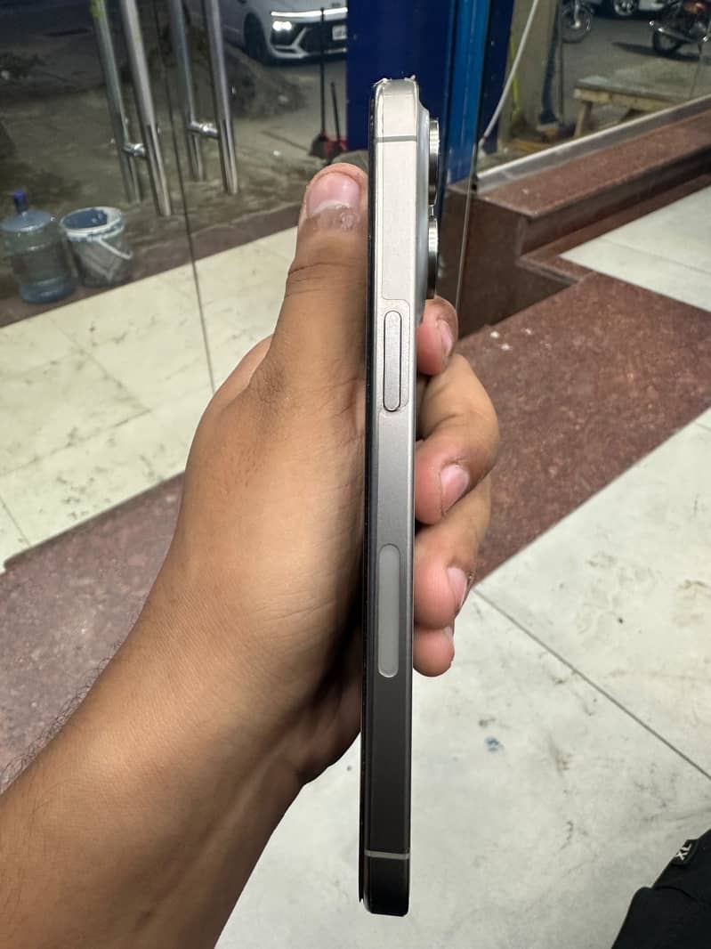 Apple iPhone 15 Pro Max 2
