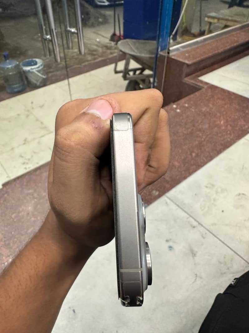 Apple iPhone 15 Pro Max 4