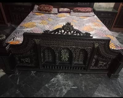 pure chinoti wooden bed 100 % pure wood like new condition