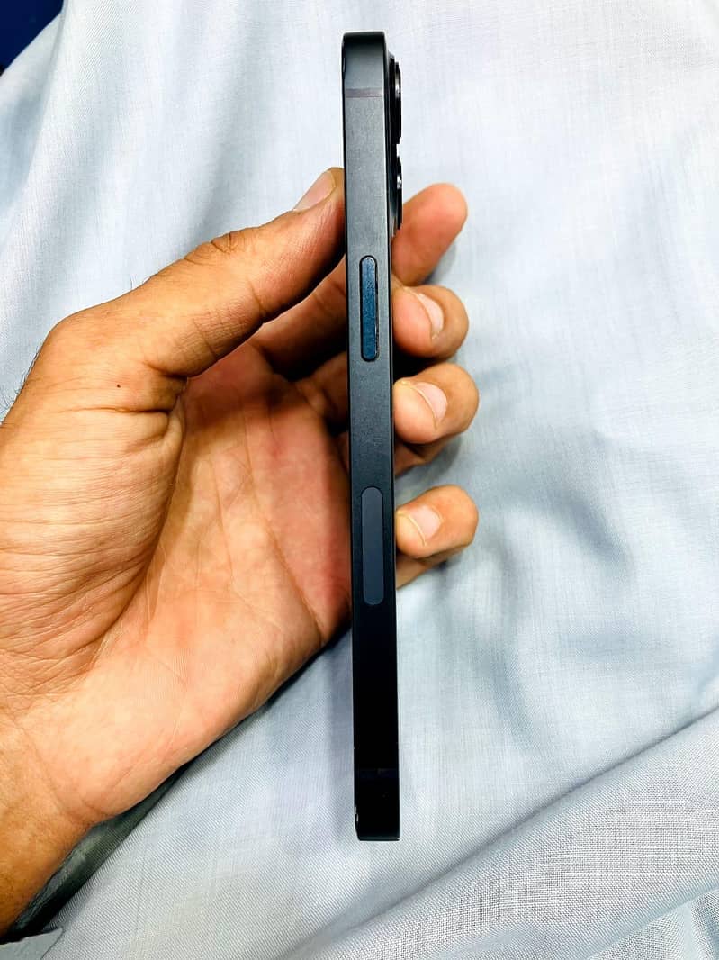 Apple iPhone 13 2