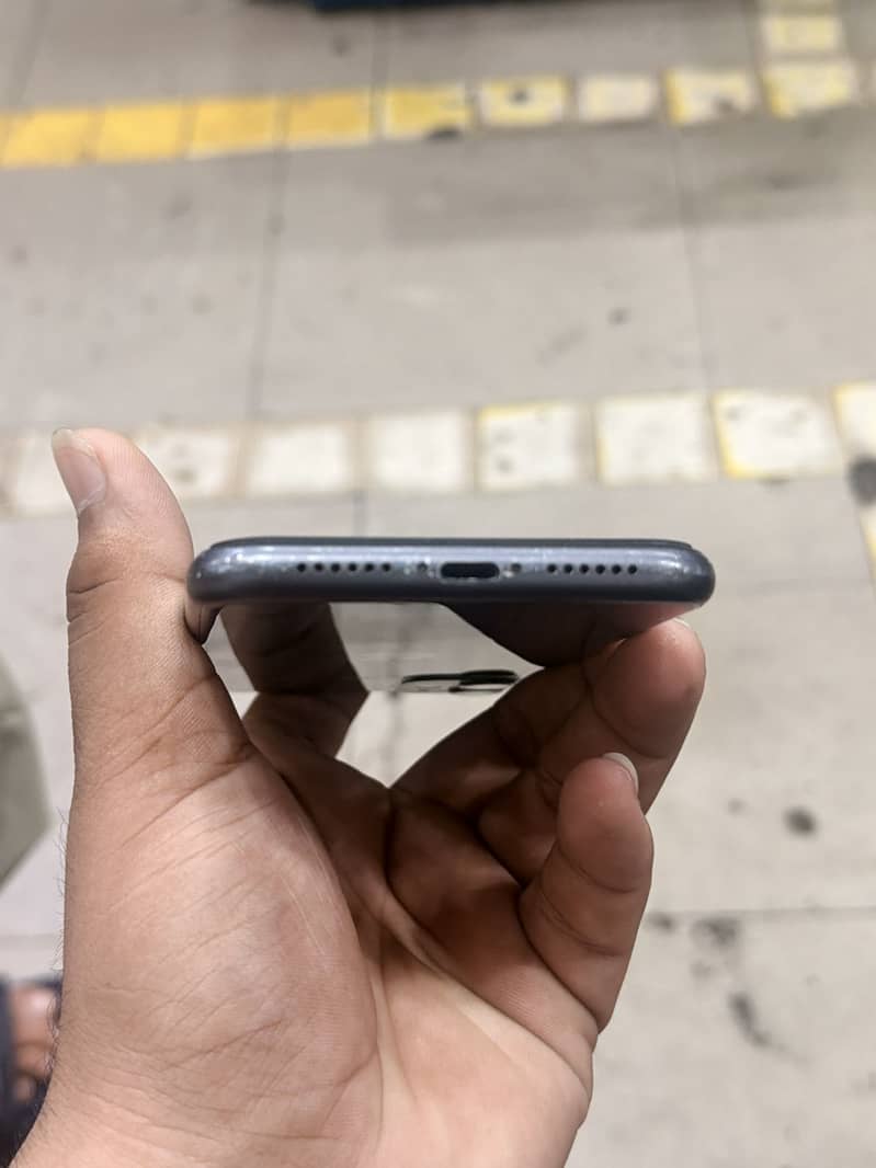 Apple iPhone 11 4