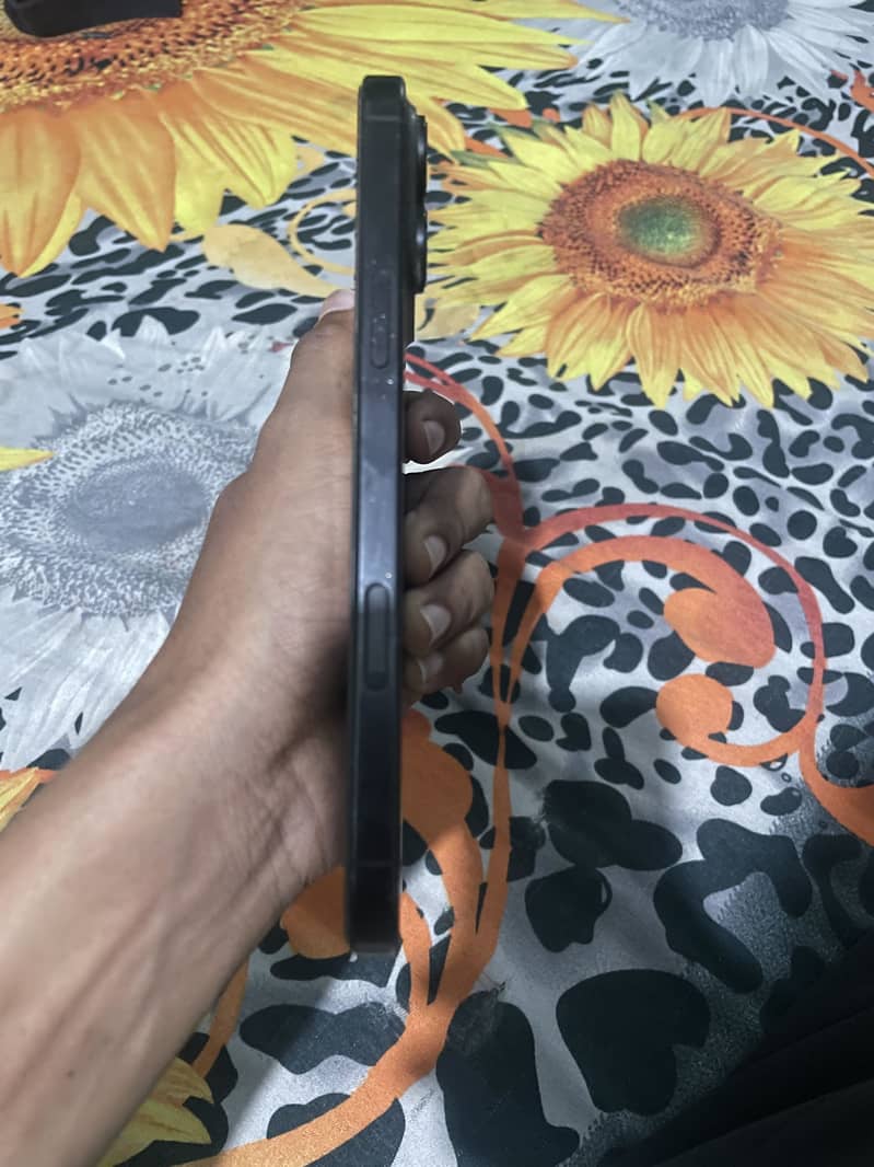iPhone 16 Pro Max 4
