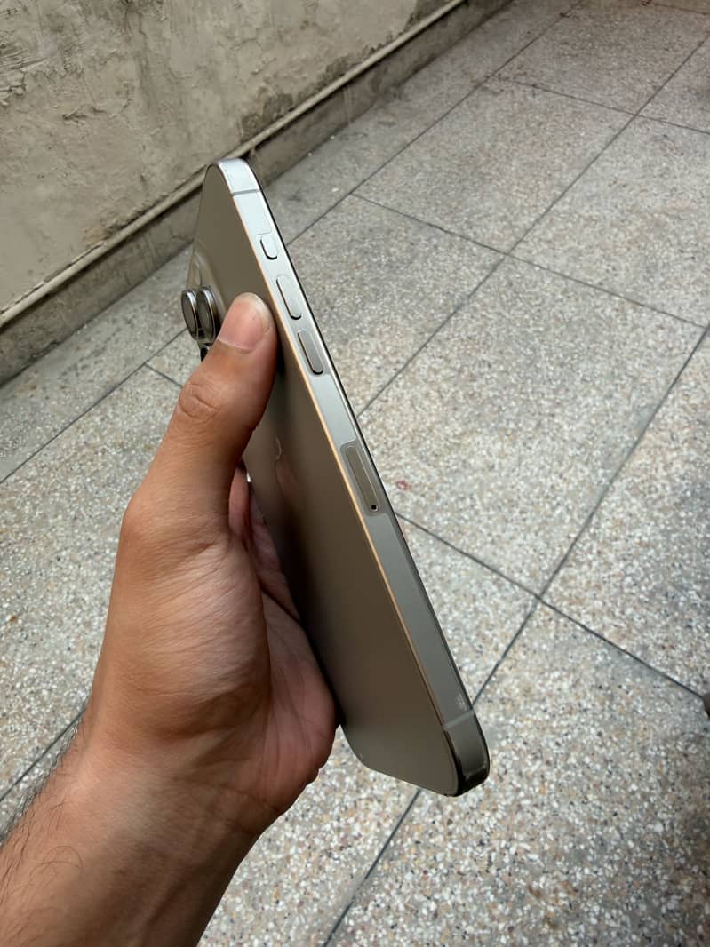 Apple iPhone 15 Pro Max 9