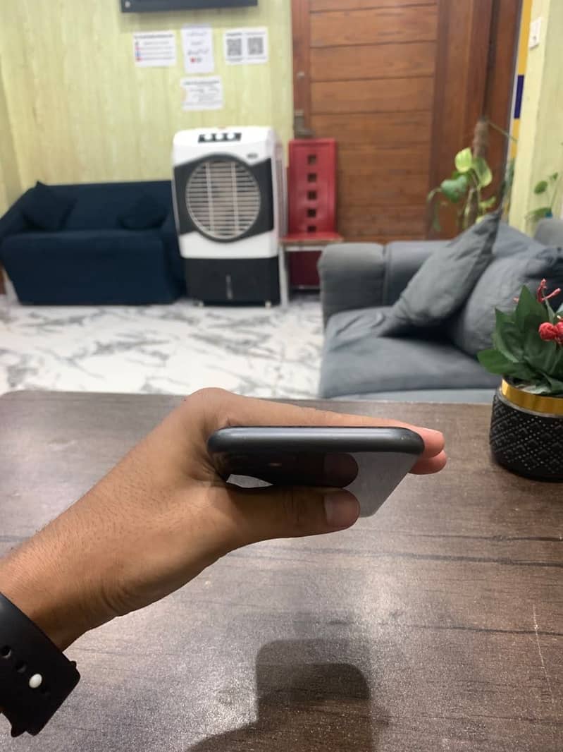Apple iPhone 11 4