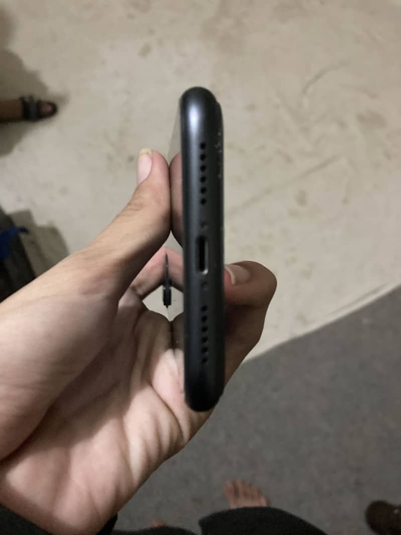 Apple iPhone 11 4