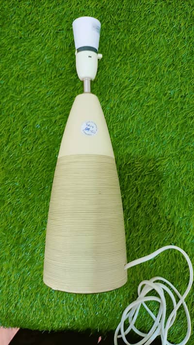 Vintage/antique-style corded table lamp