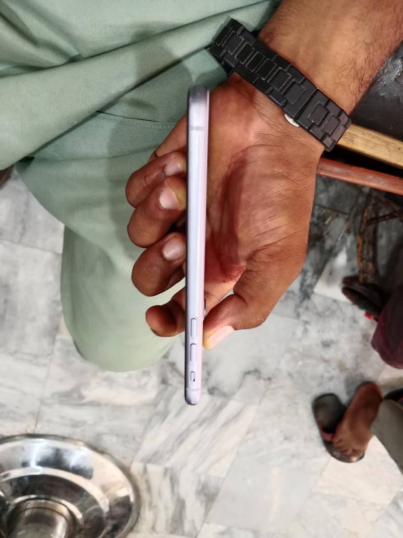Apple iPhone 11 4