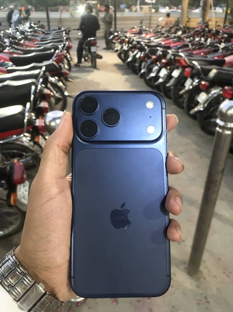 Apple iPhone 17 Pro Max 4