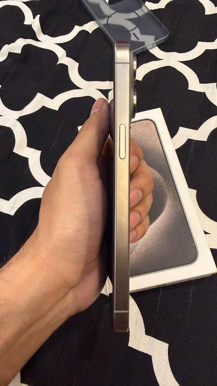 Apple iPhone 15 Pro Max 4
