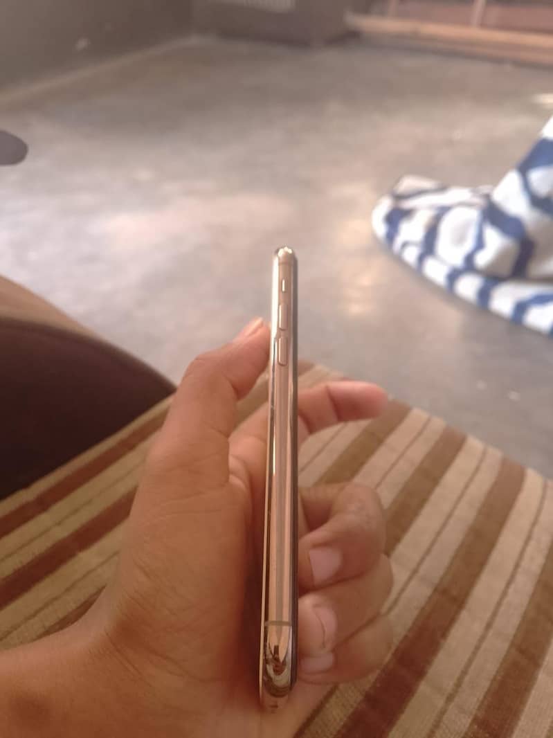 Apple iPhone 11 Pro 4