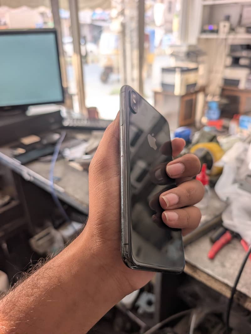 Apple iPhone XS Max 1