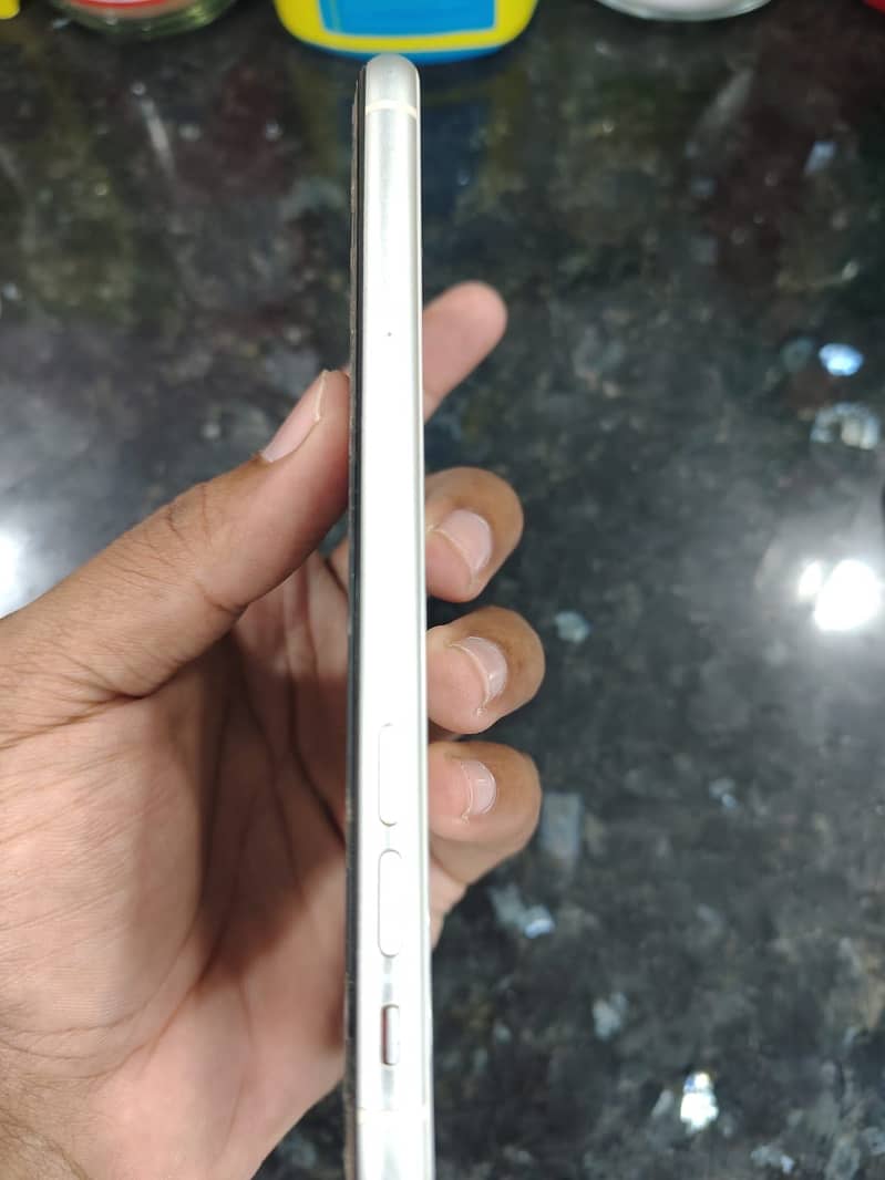 Apple iPhone 11 4