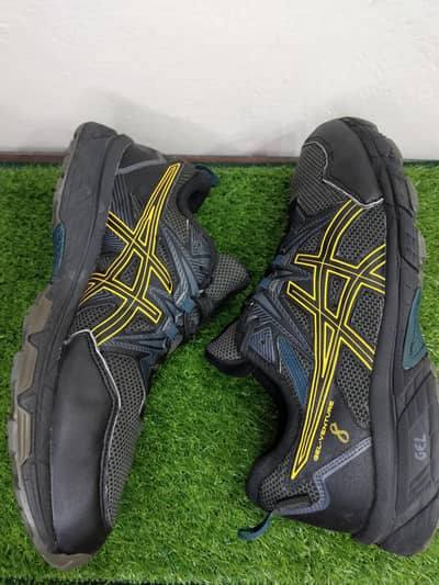 Asics Gel-venture 8 shoes  just like new size 10