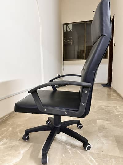 office exective chairs for sale in good condition
