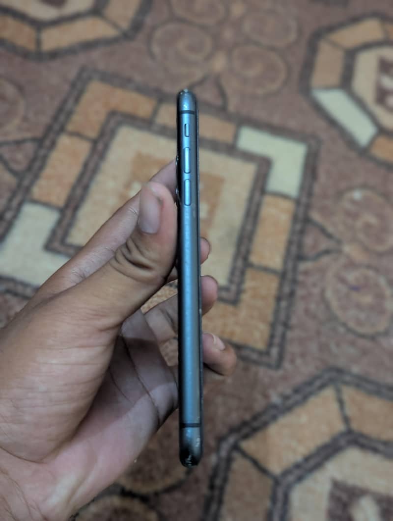 Apple iPhone 11 4
