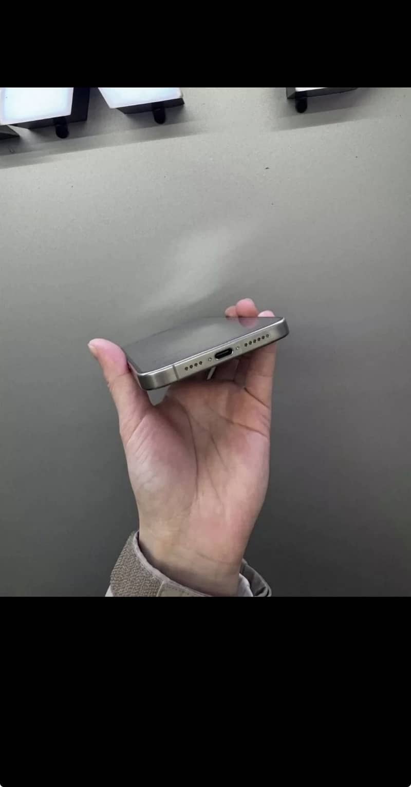 Apple iPhone 15 Pro Max 4