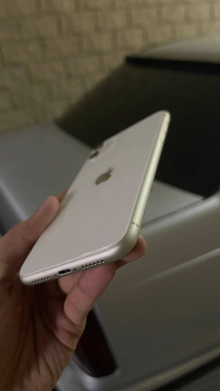Apple iPhone 11 4