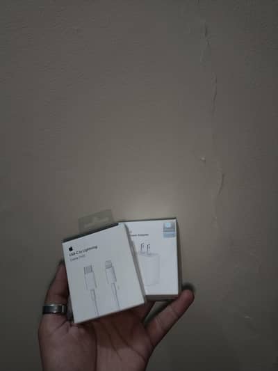 5 days used only phone lya tha lekn sale kr dya first copy hai