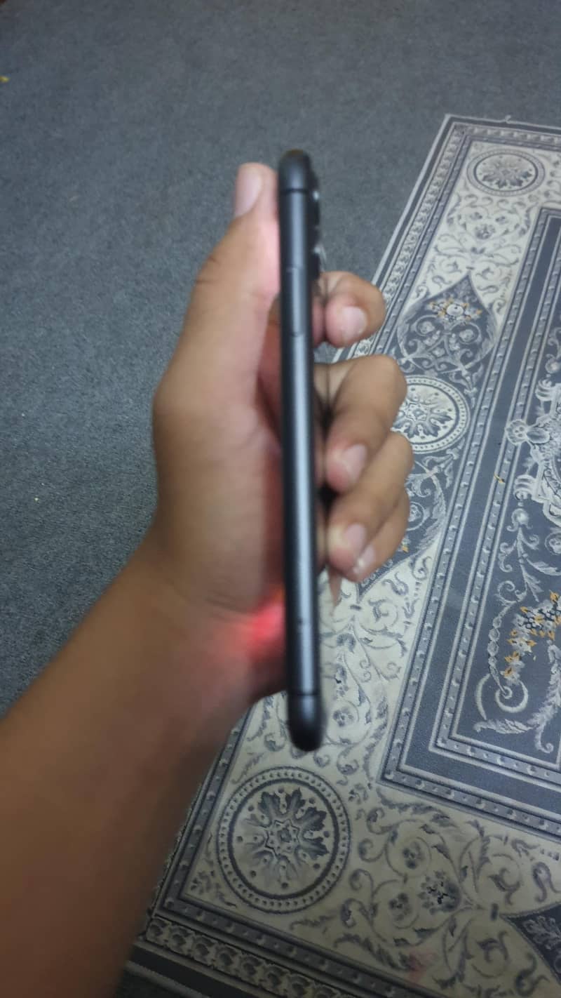 Apple iPhone 11 4