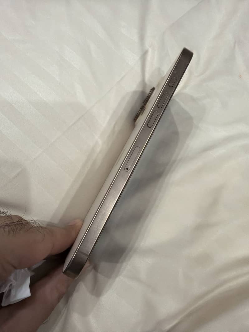 iPhone 16 Pro Max 1