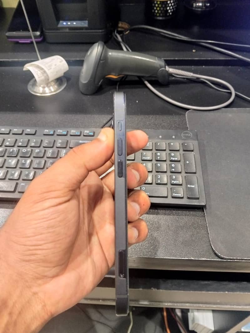 Apple iPhone 12 4