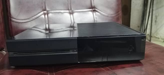 Xbox one with one wireless controller