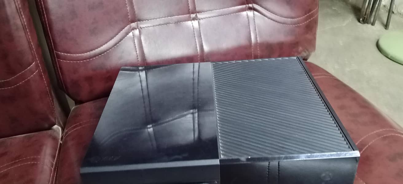 Xbox one with one wireless controller 1