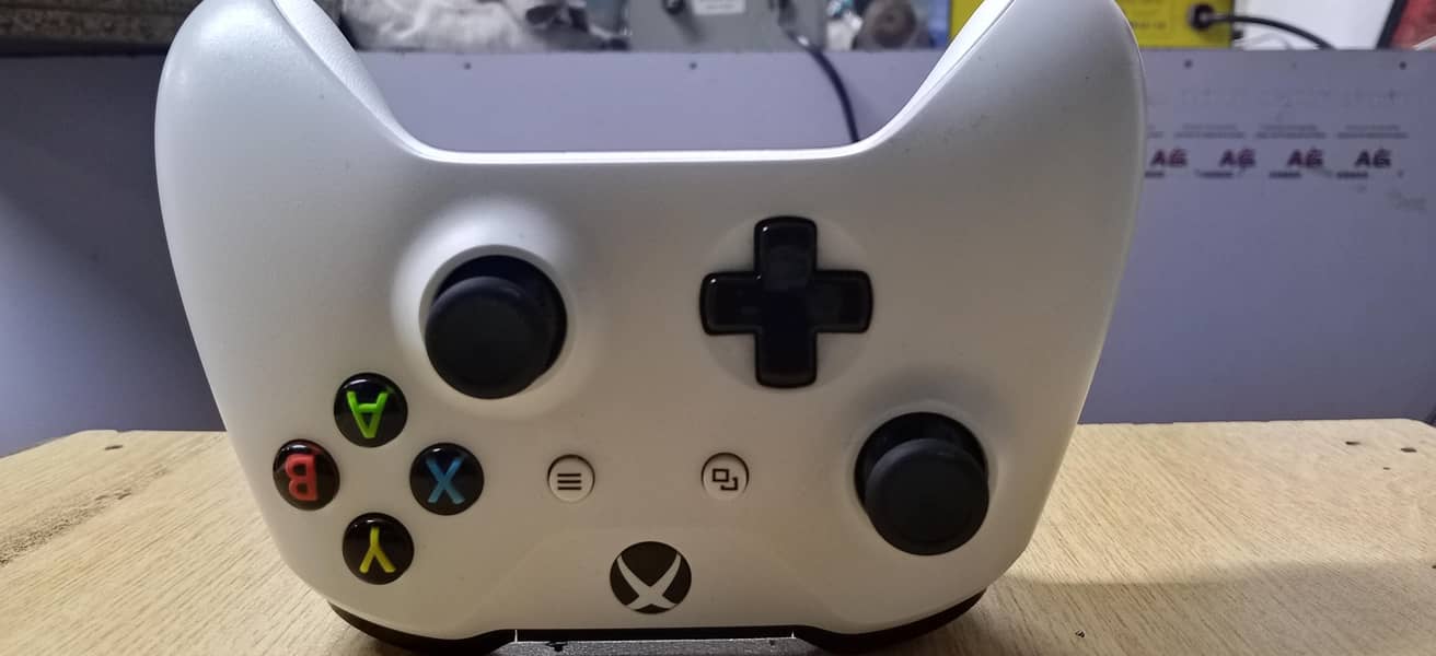 Xbox one with one wireless controller 2