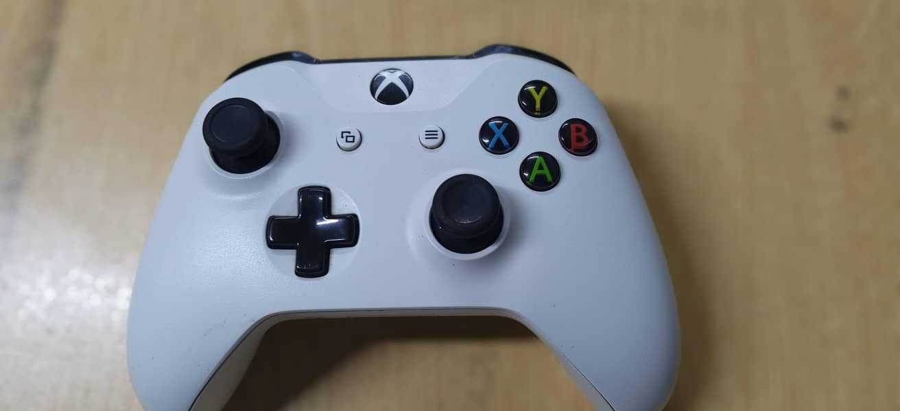 Xbox one with one wireless controller 3