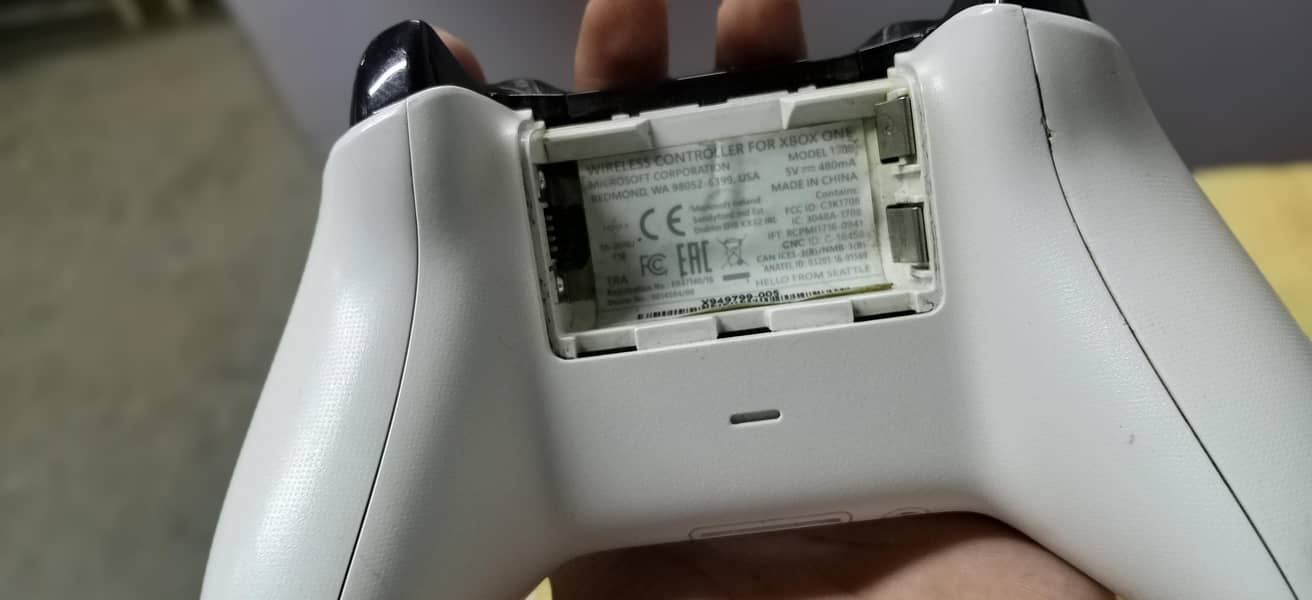 Xbox one with one wireless controller 4
