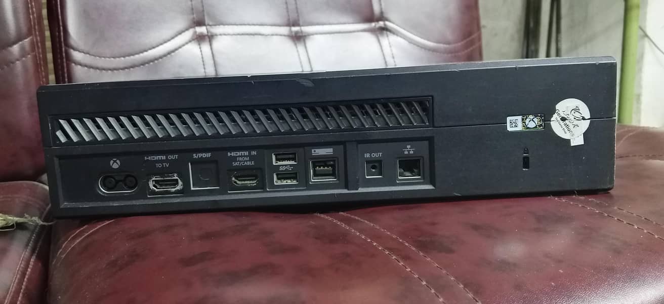 Xbox one with one wireless controller 5