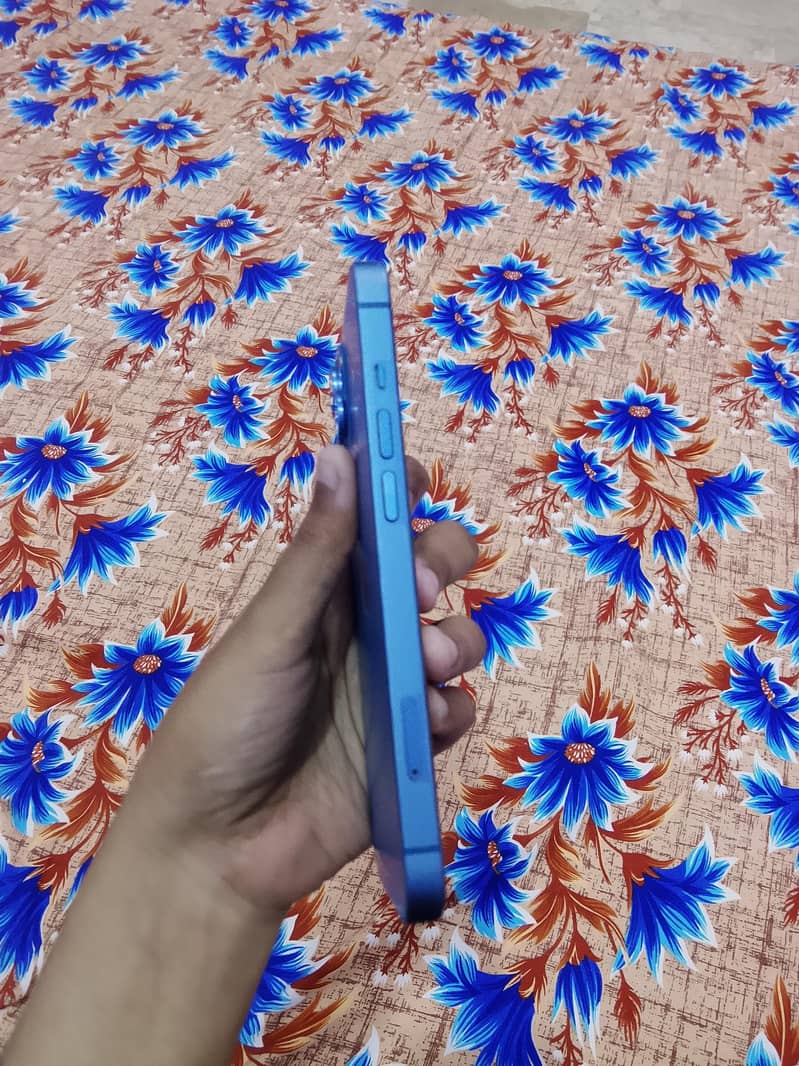 Apple iPhone 13 2