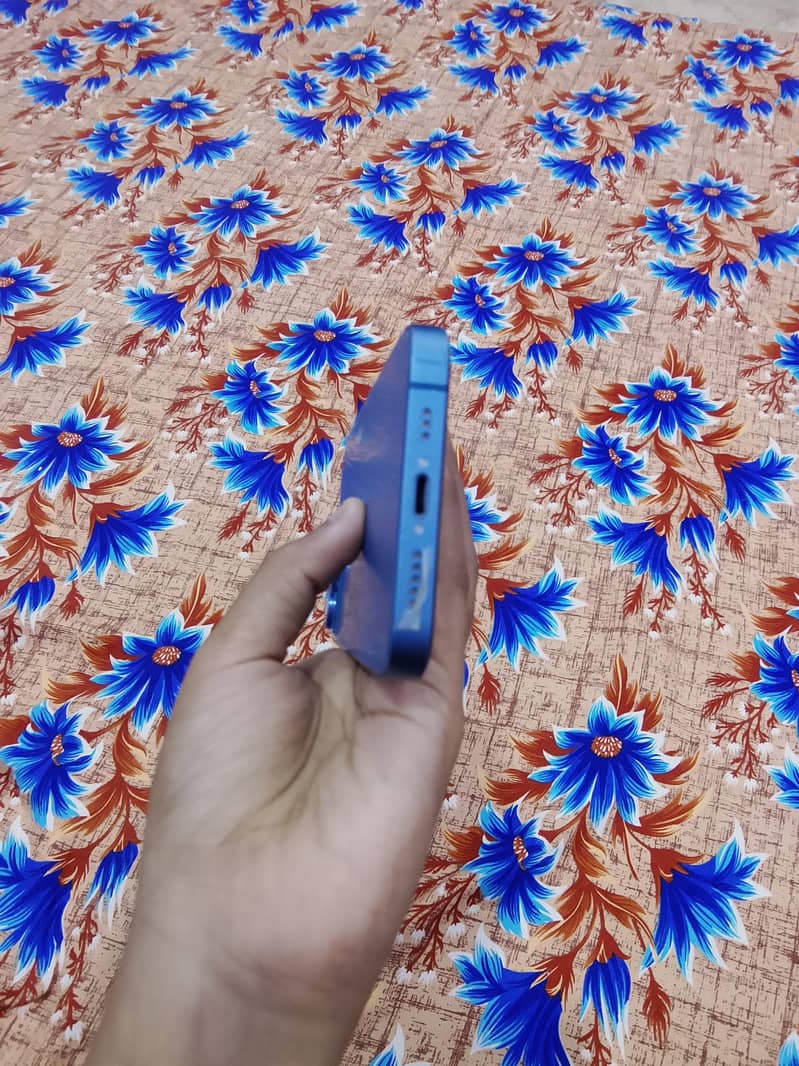 Apple iPhone 13 5