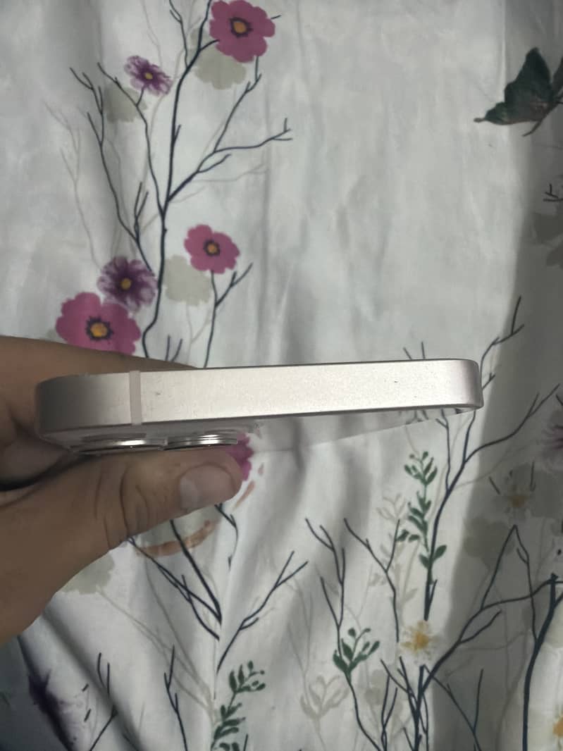 Apple iPhone 13 4