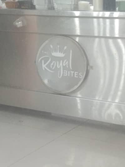 fast food restaurant ke lie 2 waiter or aik cleaning plus dishwasher