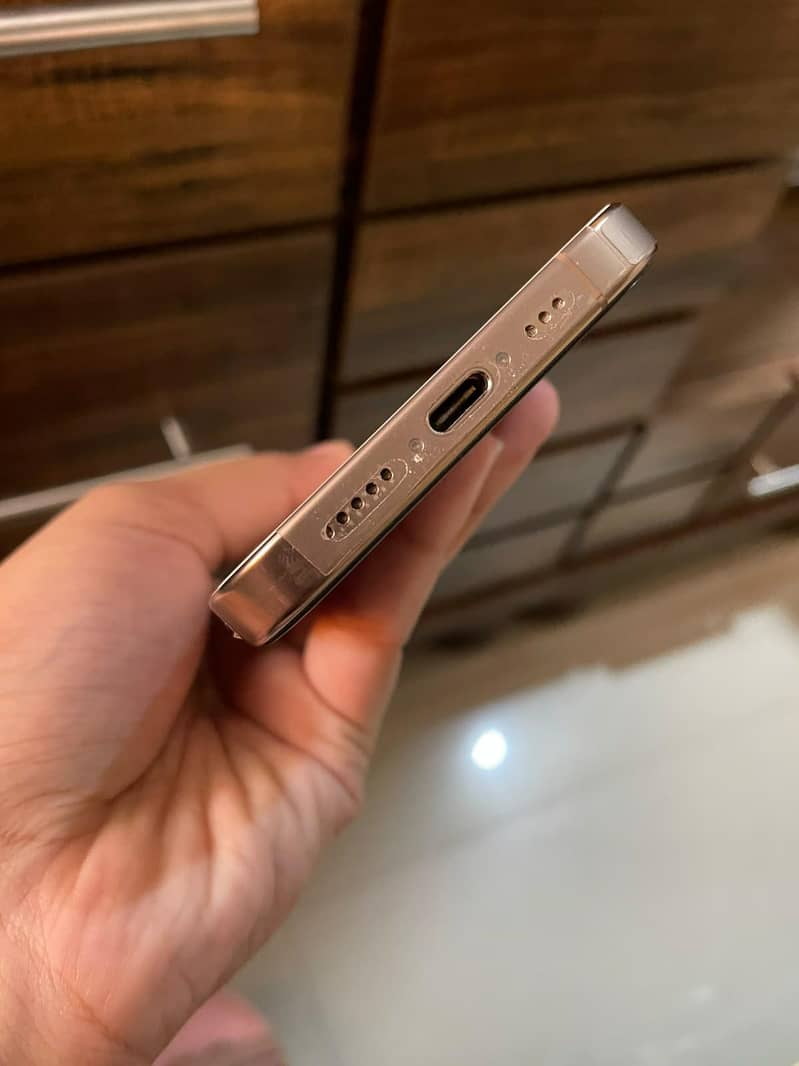 Apple iPhone 16 Pro 2