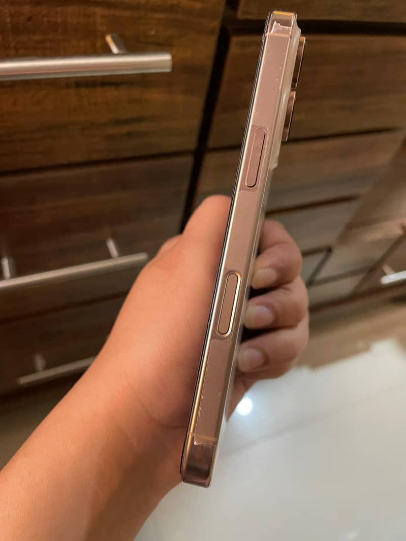 Apple iPhone 16 Pro 3