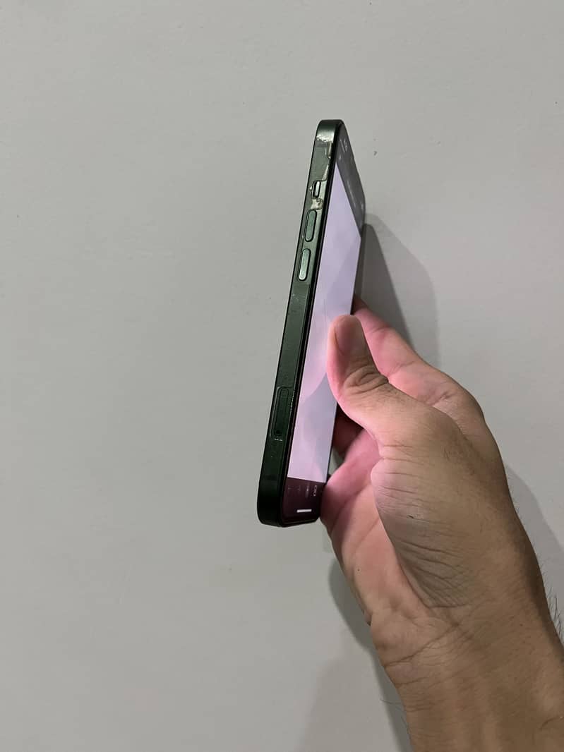Apple iPhone 13 4