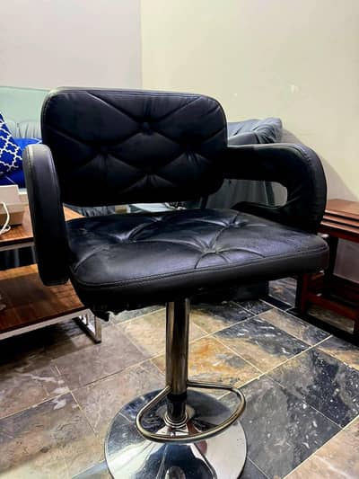 360° Rotatable Hydraulic Salon Chair – Excellent Condition