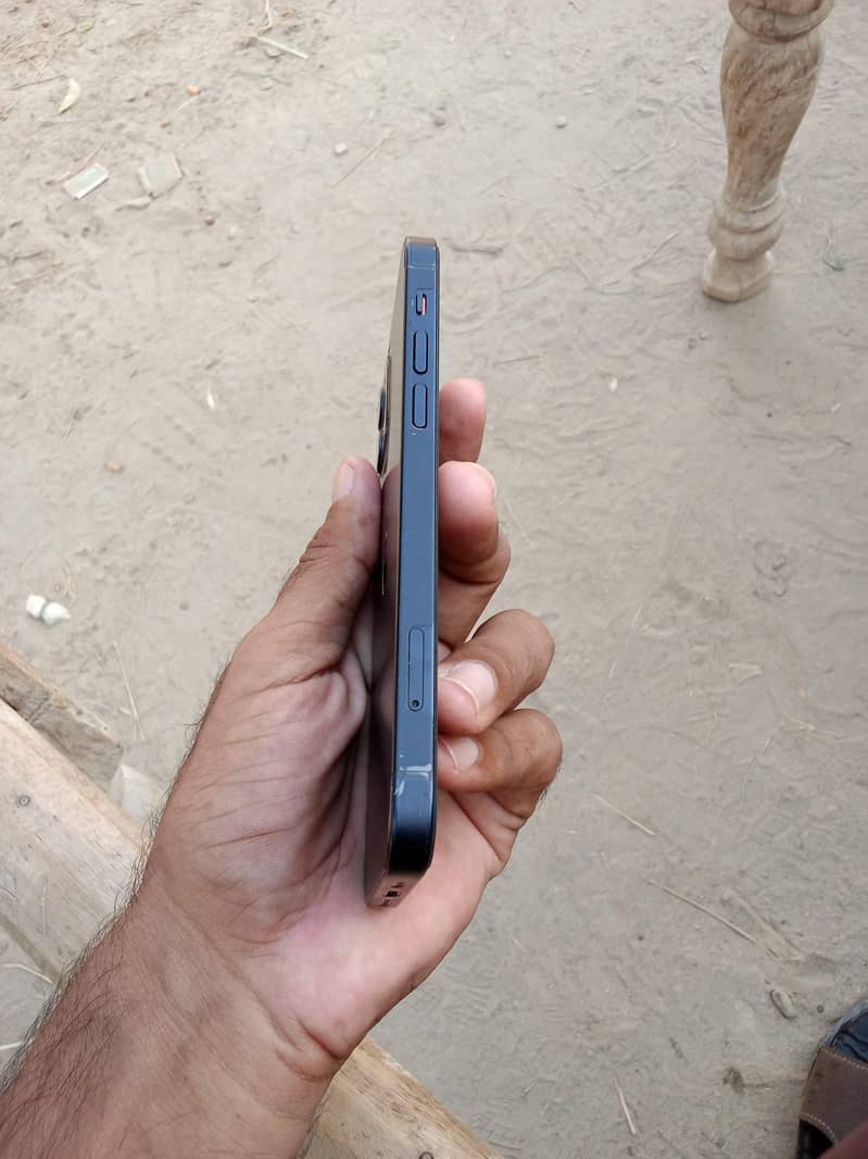 Apple iPhone 12 3