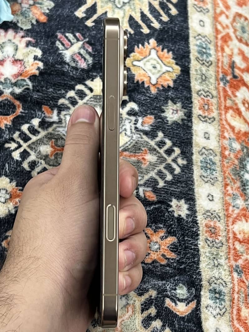 Apple iPhone 16 Pro Max 0