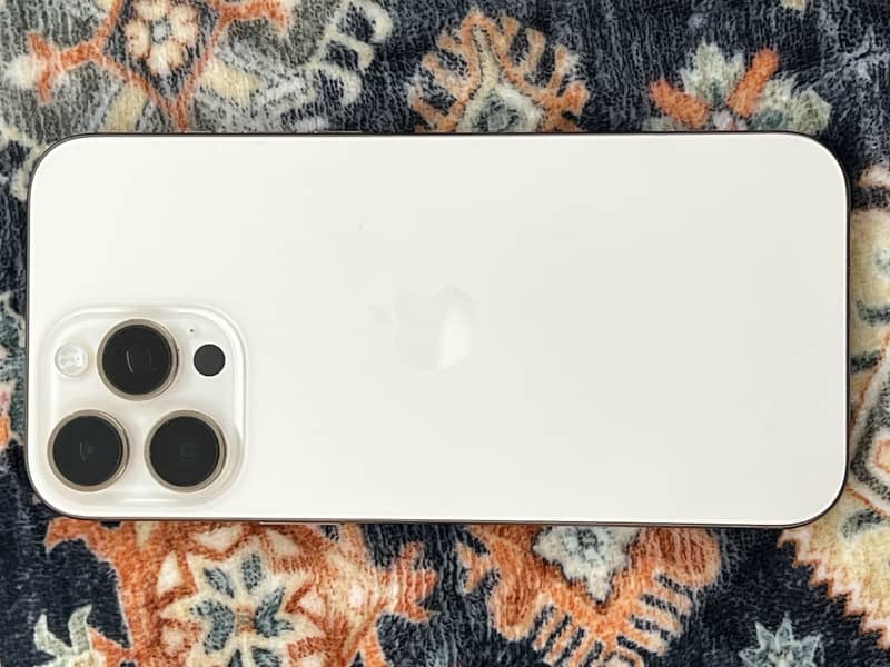 Apple iPhone 16 Pro Max 9