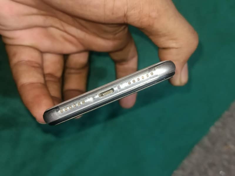Apple iPhone X 4