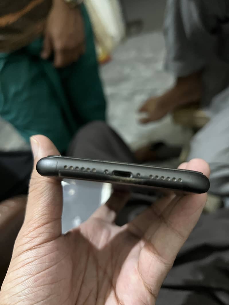Apple iPhone 11 4