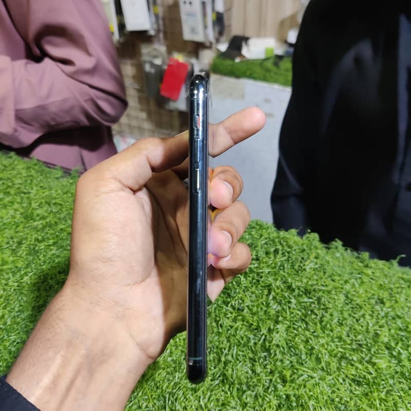 Apple iPhone 11 Pro 2