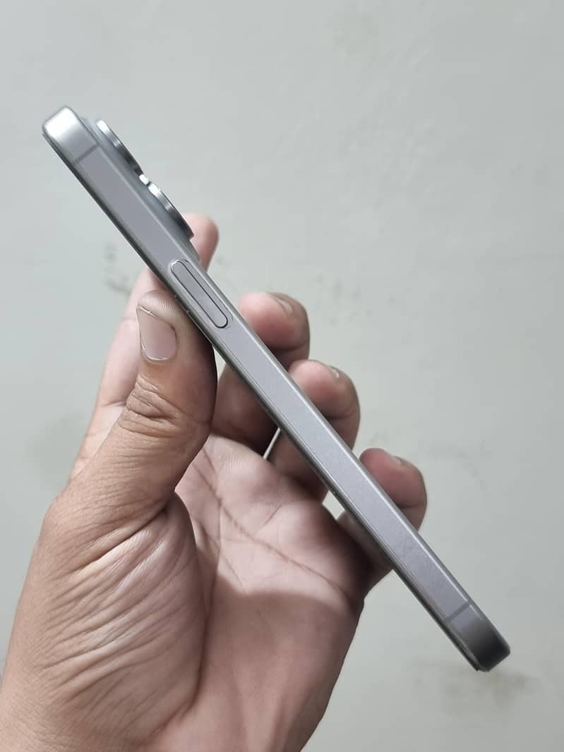 Apple iPhone 15 Pro Max 2
