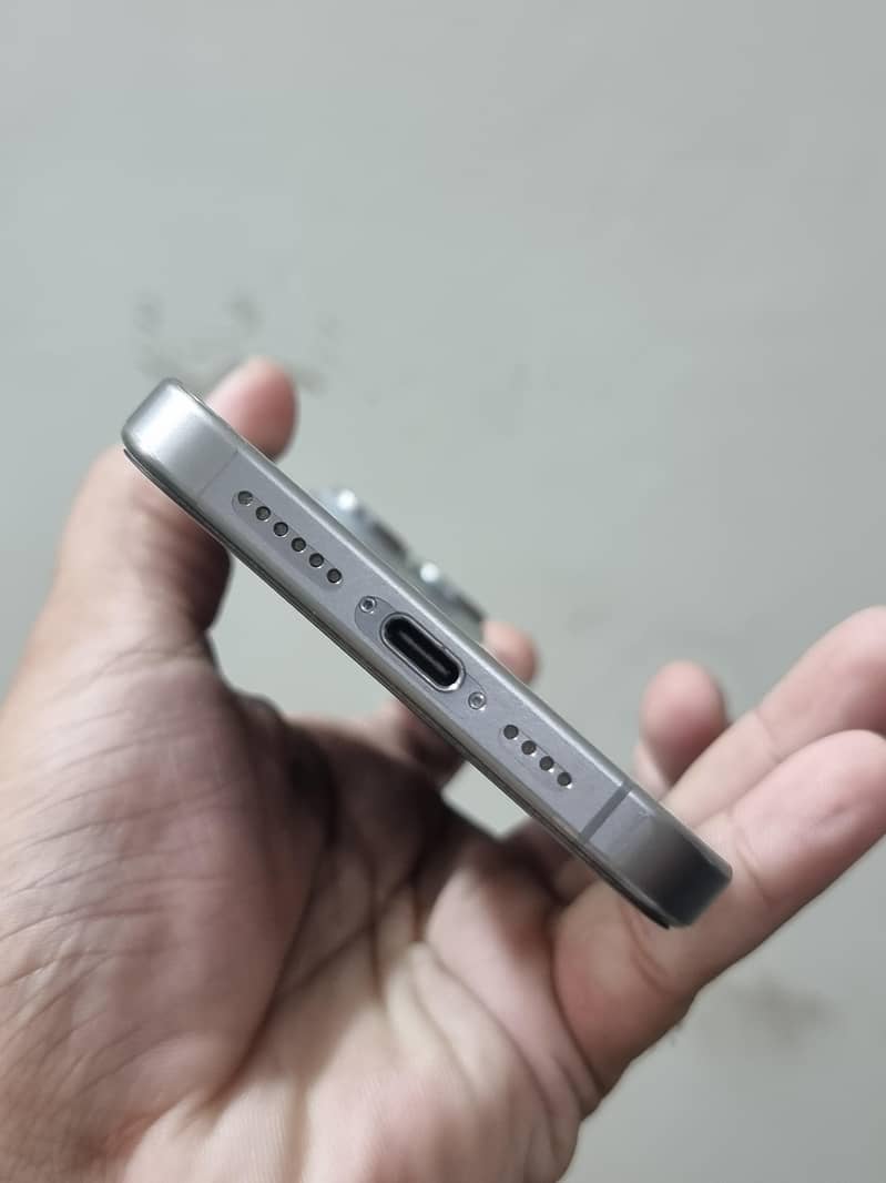Apple iPhone 15 Pro Max 4