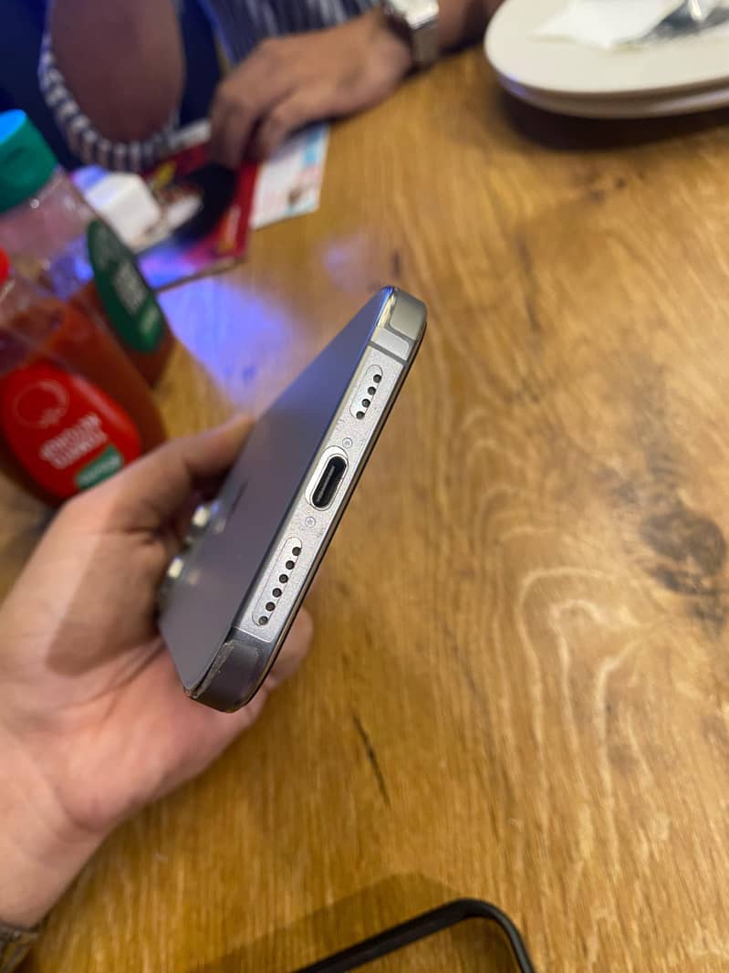 Apple iPhone 16 Pro Max 4